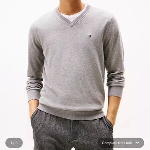 Tommy Hilfiger Men's Light Gray V-Neck Sweater
